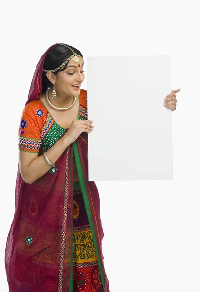 Mulher em Lehenga choli segurando um cartaz — Fotografia de Stock