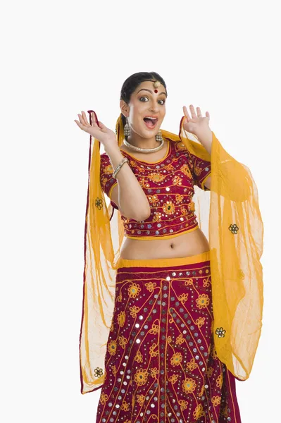 Женщина танцует в ярко-красном lehenga choli — стоковое фото