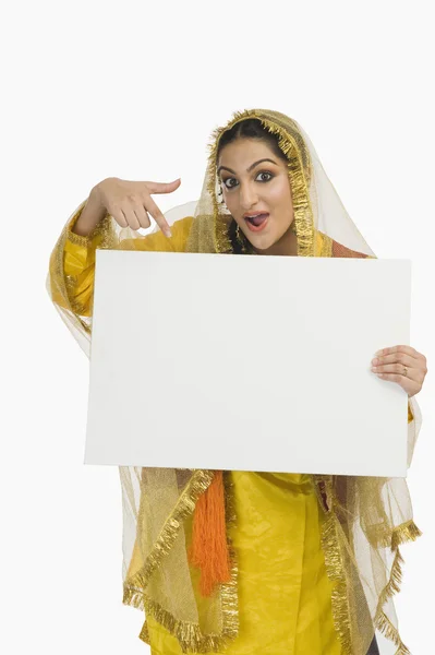 Mulher segurando um cartaz — Fotografia de Stock