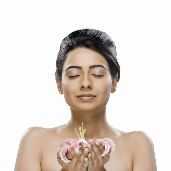 Model smelling flowers — Stock Photo, Image