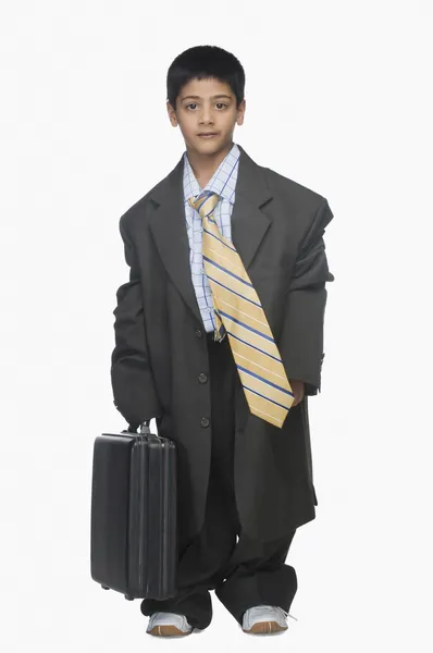 Niño vistiendo traje de gran tamaño — Foto de Stock