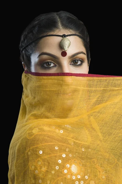 Woman covering her face with chunni — Stock Photo, Image