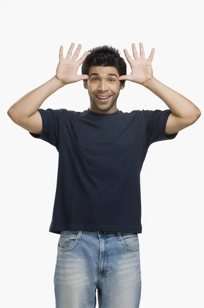 Mann macht ein lustiges Gesicht und neckt — Stockfoto