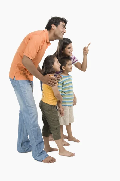 Rodzice z dziećmi i wskazując — Zdjęcie stockowe