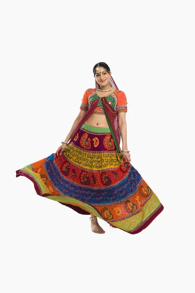 Mujer bailando en colorido lehenga choli — Foto de Stock