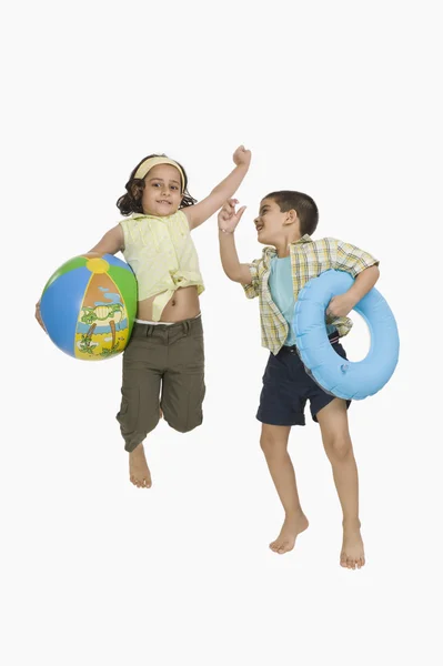 Jongen en een meisje spelen op vakanties — Stockfoto