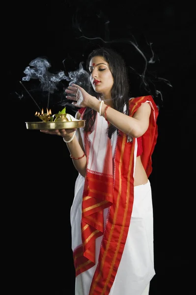 Γυναίκα σε ένα Βεγγαλικό σάρι κρατώντας puja Θαλή — Φωτογραφία Αρχείου