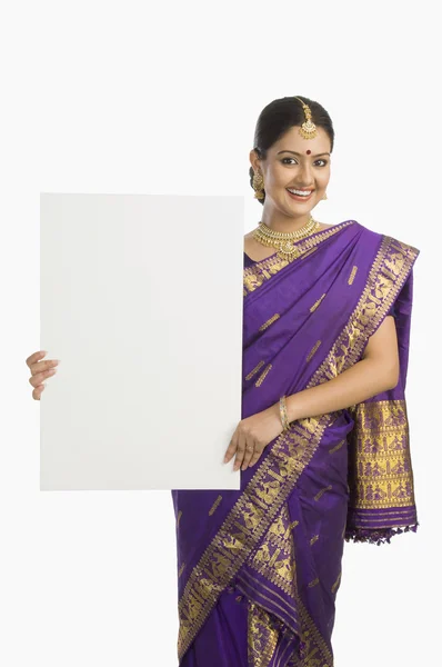 Mulher segurando um cartaz em branco — Fotografia de Stock