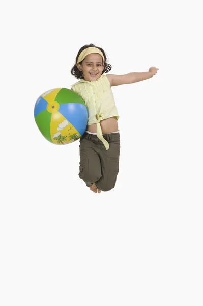 Девушка, играющая с мячом — стоковое фото