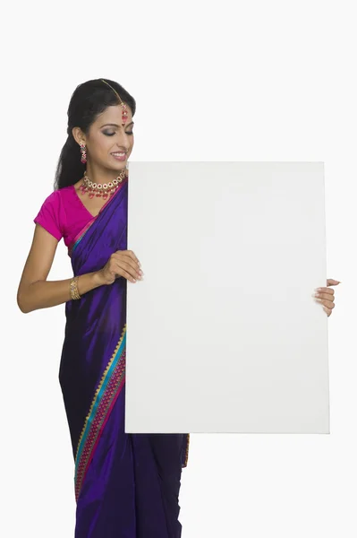 Mujer mostrando un cartel en blanco —  Fotos de Stock