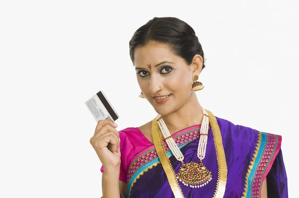 Vrouw met een creditcard — Stockfoto