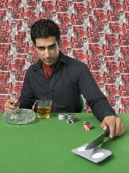 Hombre en una mesa de casino —  Fotos de Stock