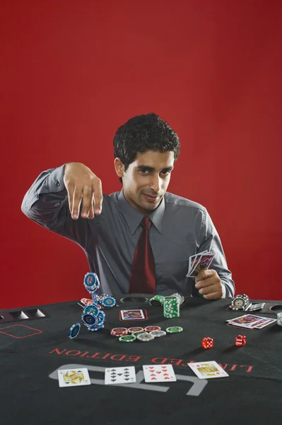 Азартні ігри людини в казино — стокове фото