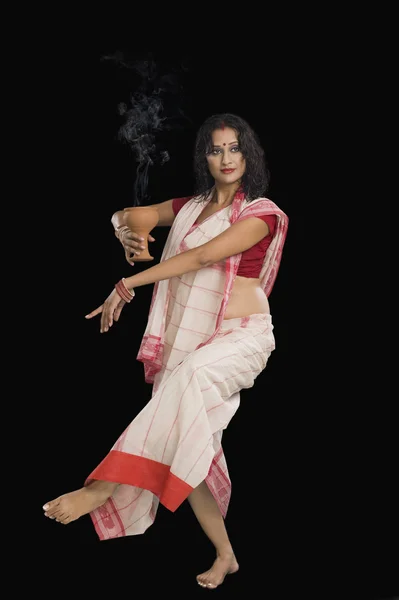 Bengálský žena provádějící rituální tanec — Stock fotografie