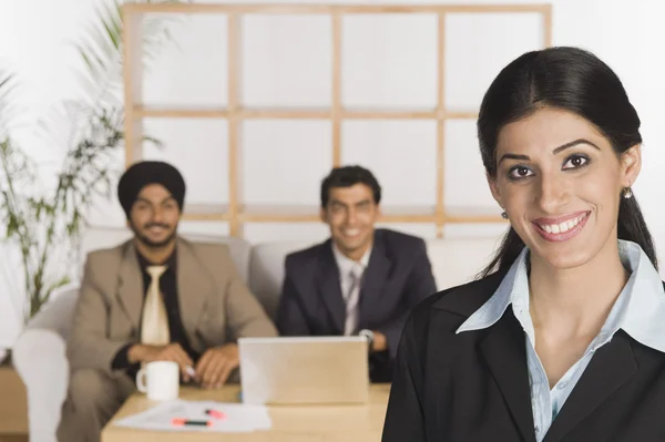 Empresaria con sus colegas — Foto de Stock