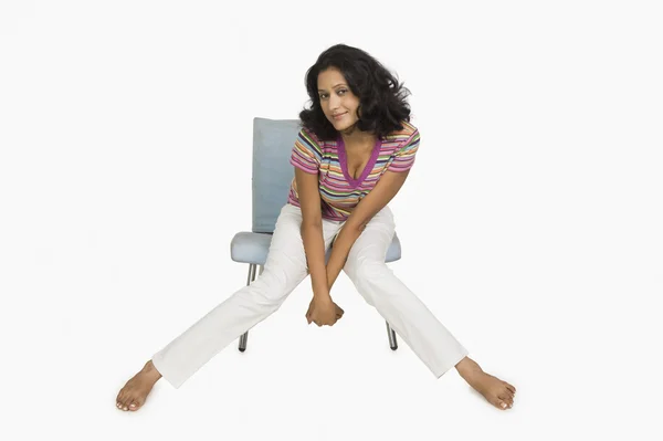 Mulher sentada na cadeira — Fotografia de Stock