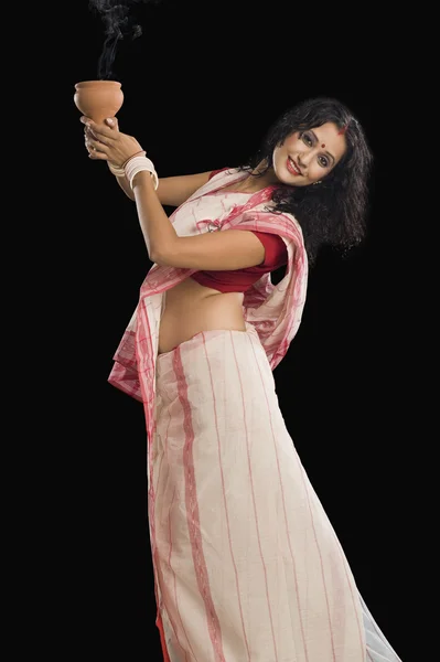 Mulher bengali realizando dança ritual — Fotografia de Stock