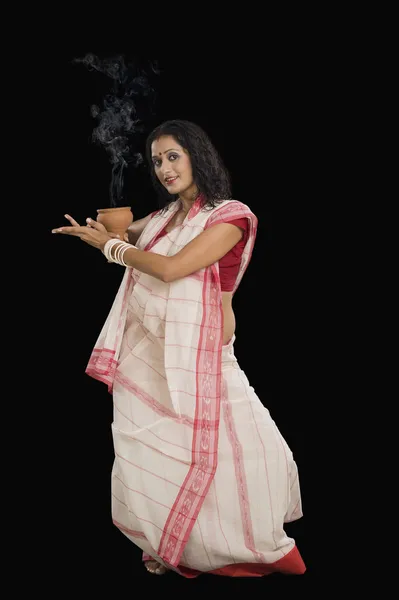 Bengali woman performing ritual dance — Stock Photo, Image