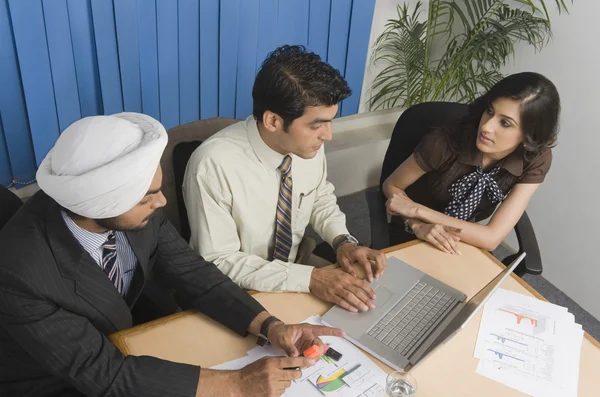 Ejecutivos de negocios que tienen una reunión en una oficina — Foto de Stock