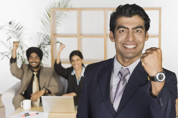 Ejecutivos de negocios mostrando puño — Foto de Stock