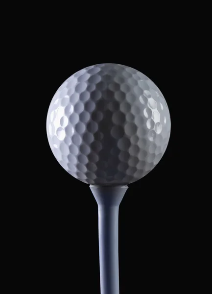 Close-up van een golfbal op een tee — Stockfoto