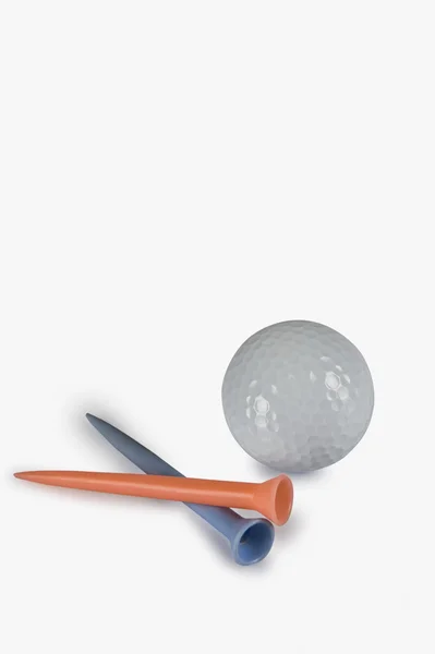 Närbild av en golfboll med tees — Stockfoto