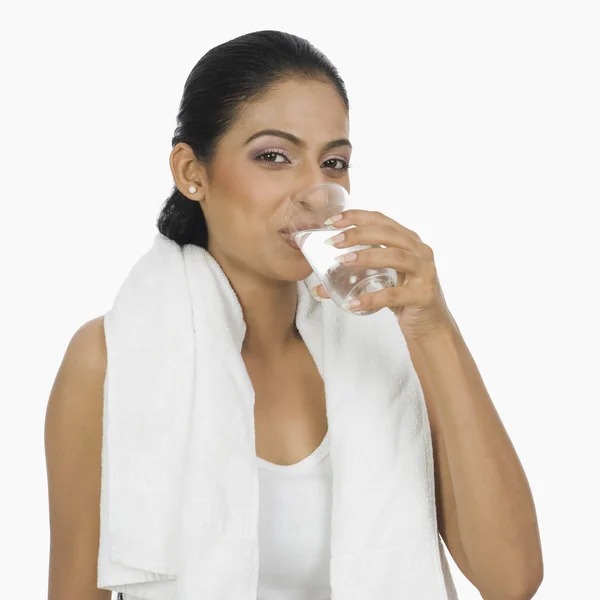 Donna che beve un bicchiere d'acqua — Foto Stock