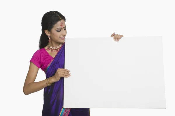 Mujer mostrando un cartel en blanco — Foto de Stock