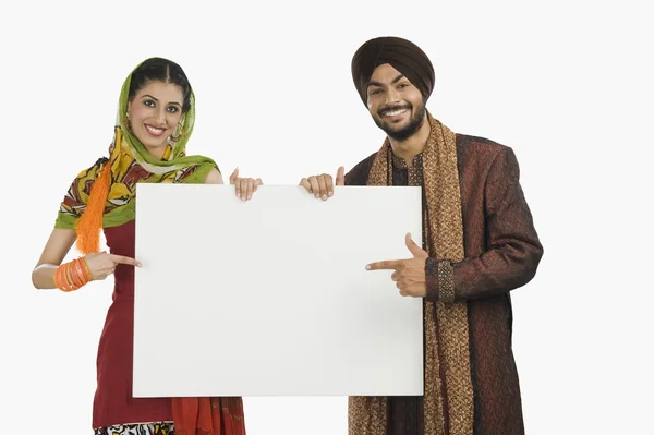 Sikh couple holding a blank placard — Stock Photo, Image