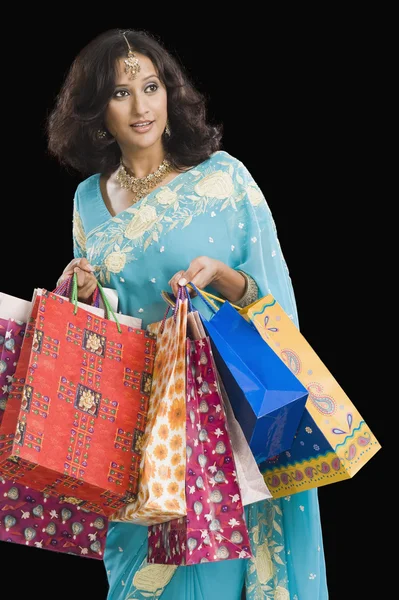 Žena nesoucí nákupní tašky — Stock fotografie