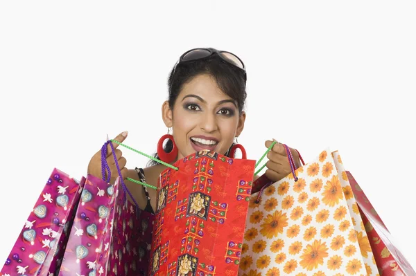 Mulher segurando sacos de compras — Fotografia de Stock