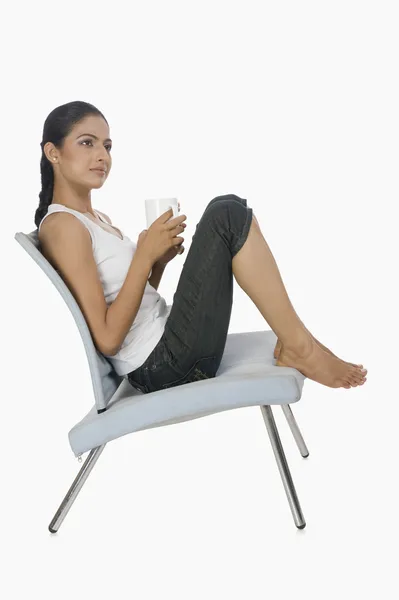 Mujer sosteniendo una taza de té — Foto de Stock