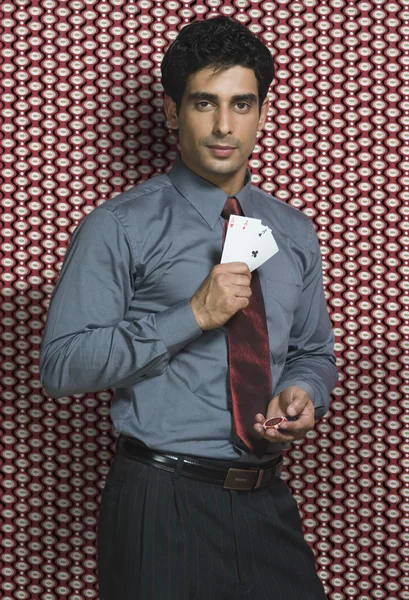 Man holding three aces and gambling chips — Stock Photo, Image