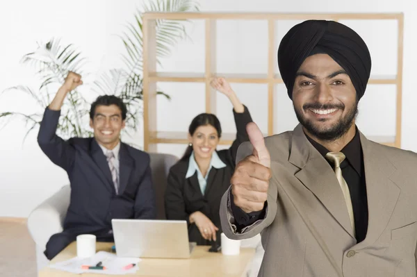 Empresario mostrando pulgares hacia arriba signo — Foto de Stock