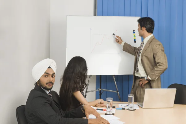 Affärsman ger presentation — Stockfoto