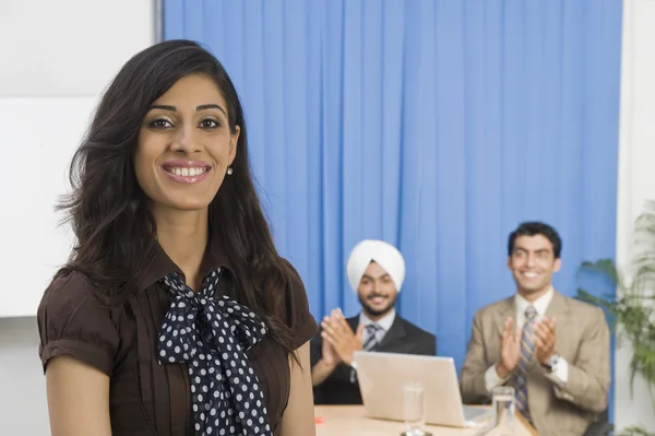 Zakenvrouw met haar collega 's — Stockfoto