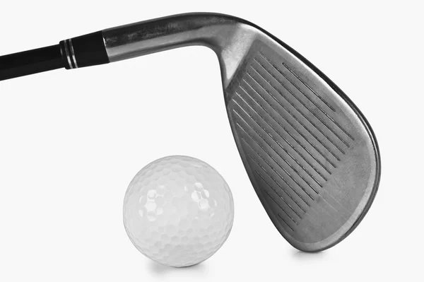 Bir golf topu golf sopasıyla Close-Up — Stok fotoğraf