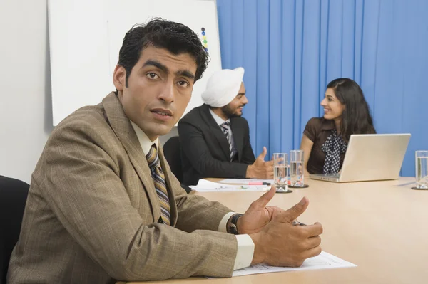 Zakenman met zijn collega in een bestuurskamer — Stockfoto