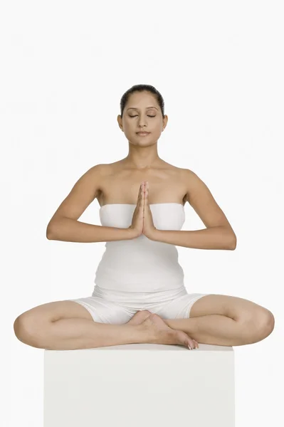 Femme pratiquant le yoga — Photo