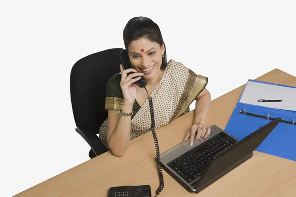 Businesswoman talking on the telephone in an office — Stock Photo, Image