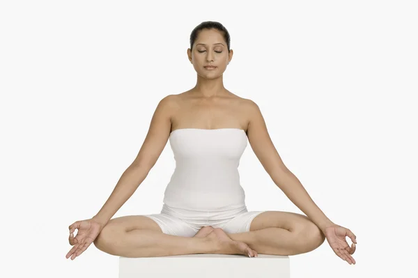 Woman practicing yoga — Stock Photo, Image