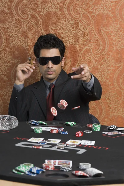 Homem em uma mesa de casino — Fotografia de Stock