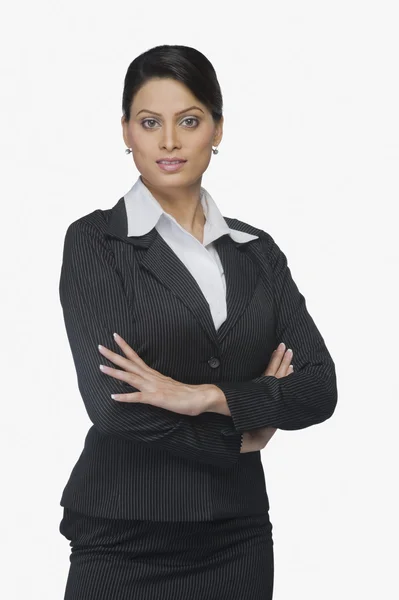 Businesswoman standing with arms crossed — Stock Photo, Image