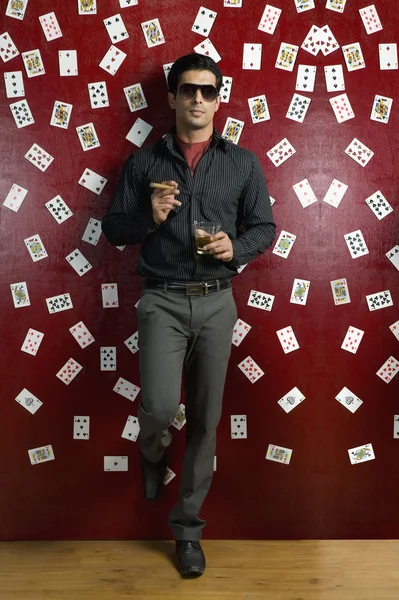 Mann trinkt und raucht im Casino — Stockfoto