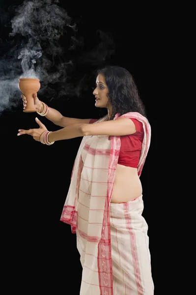 Mujer bengalí realizando danza ritual — Foto de Stock