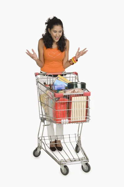 Mulher olhando para um carrinho de compras — Fotografia de Stock