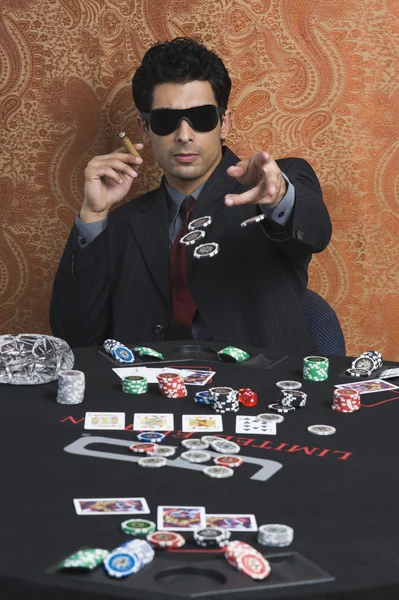 Człowiek przy stole kasyno — Zdjęcie stockowe