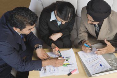 tartışıldığı bir toplantıda şirket yöneticileri