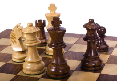 Satranç tahtasındaki satranç taşları