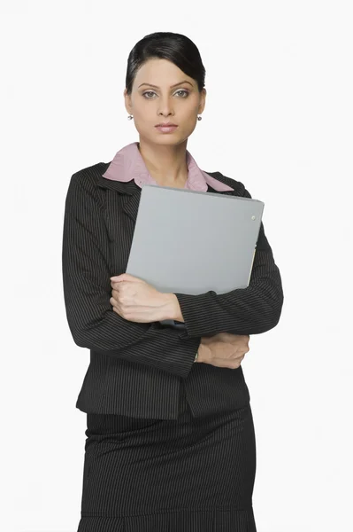Affärskvinna som innehar en fil — Stockfoto